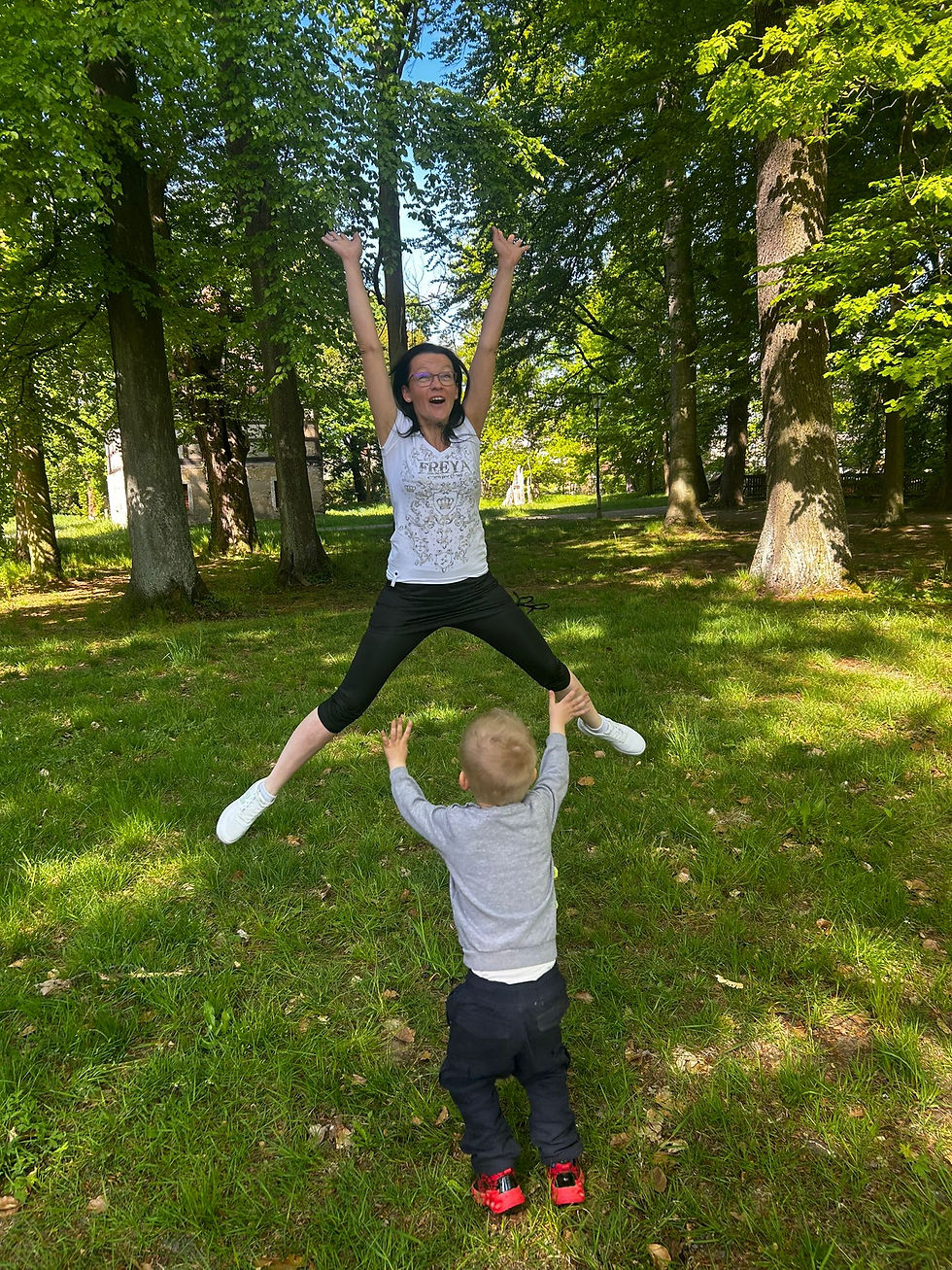 Kathleen Herzog mit ihrem Sohn in purer Freude und Energie.