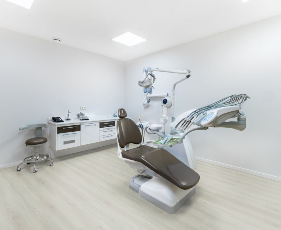Moderne tandartsstoel en -apparatuur in een schone, lichte praktijk