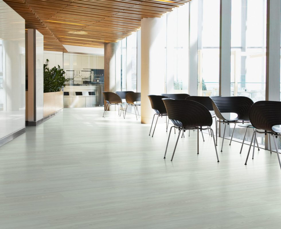 Ruimtelijk kantoor met lichte vloer en moderne stoelen