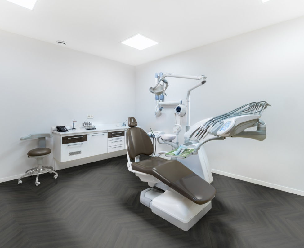 Moderne tandartsstoel en apparatuur in een lichte, frisse praktijk