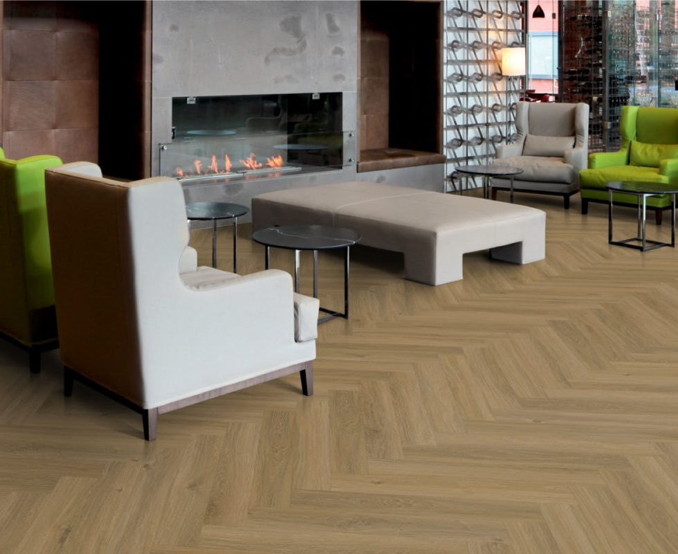 Visueel aantrekkelijke visgraatvloer in een moderne ruimte.