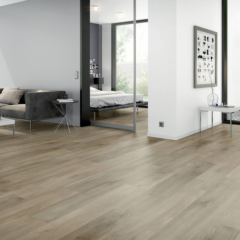 Moderne woonkamer met lichte houten vloer