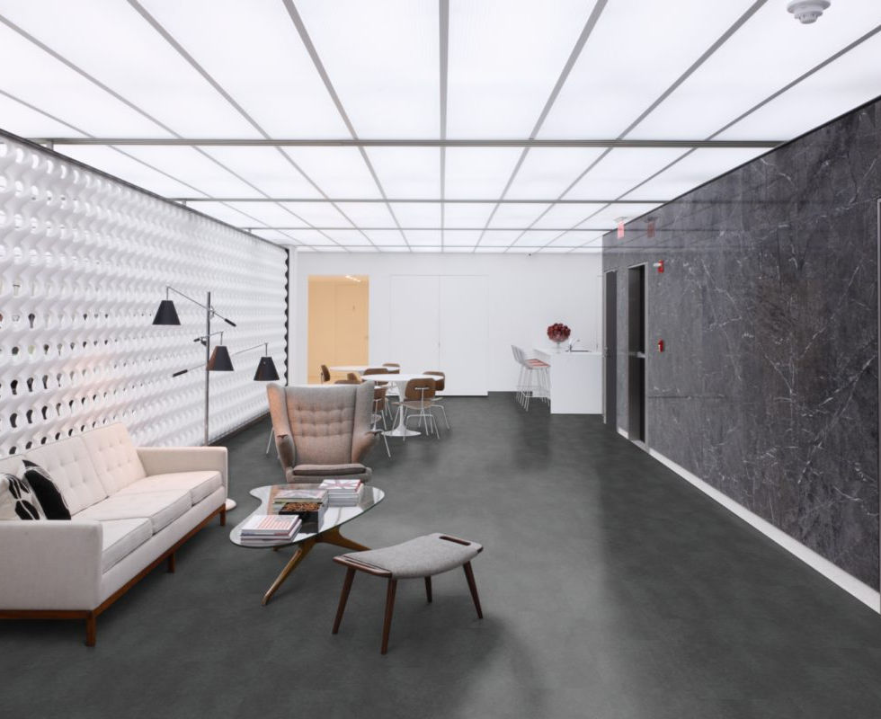 Moderne wachtruimte met grijze vloer