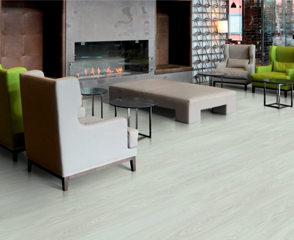 Lounge met moderne stoelen op Aspecta IC55 Milk XL Plank vloer