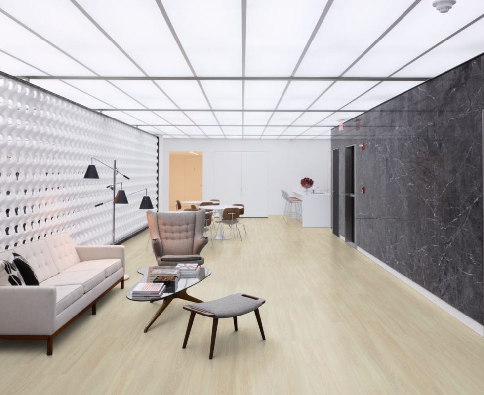 Ruime lounge met lichte vloer, Aspecta IC55 Grace tegel, en moderne meubels.