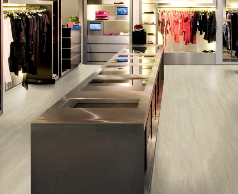Lichte houten vloer in moderne kledingwinkel
