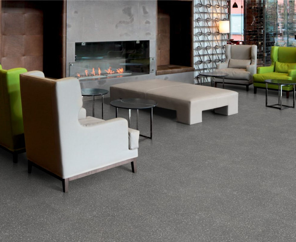 Lounge met grijze laminaatvloer