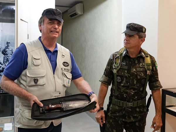 Jair Bolsonaro presenteado por pelo General Mario Fernandes