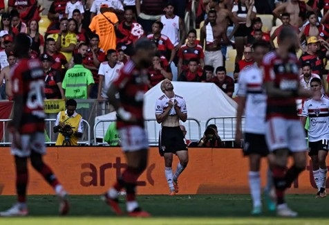 Do drama rubro-negro a glória tricolor: São Paulo vence Flamengo e tem vantagem para o jogo de volta