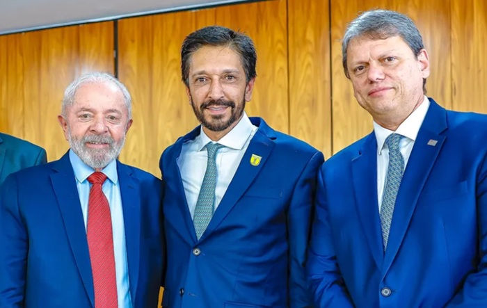 O governo federal, o governo do estado de São Paulo e a prefeitura da capital paulista assinaram contratos para garantir o financiamento de obras públicas de transporte e infraestrutura com recursos do Banco Nacional de Desenvolvimento Econômico e Social (BNDES). Os investimentos passam de R$ 10 bilhões e vão ajudar a custear obras de metrô, do Rodoanel, de um trem que ligará a cidade de São Paulo a Campinas e a compra de ônibus elétricos para a capital paulista.