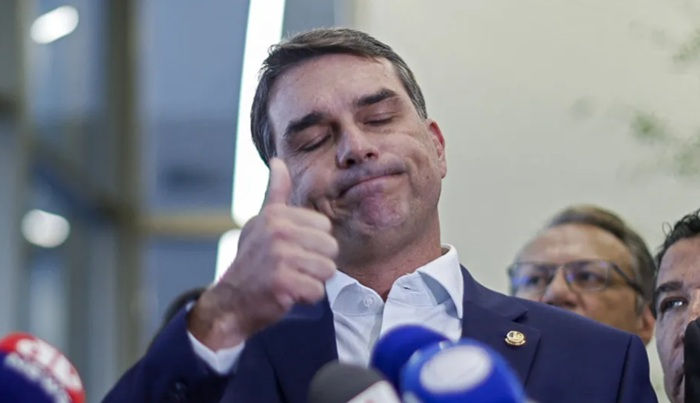 Flávio explora decisão dos EUA como trunfo eleitoral, e aliados de Lula focam 'Dark Horse' e soberania