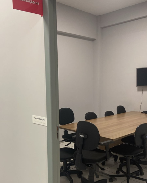 Sala de orientação, onde os casos são discutidos após cada atendimento