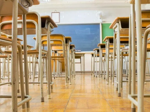 Aluna fica de joelhos e é agredida por colegas em escola de Mato Grosso