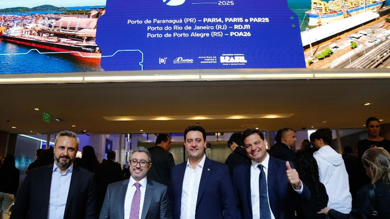O governador Ratinho Jr. comemora a venda de três partes do porto de Paranaguá à iniciativa privada