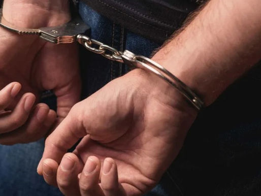 Professor condenado por estupro de 18 alunas é preso escondido debaixo de sofá
