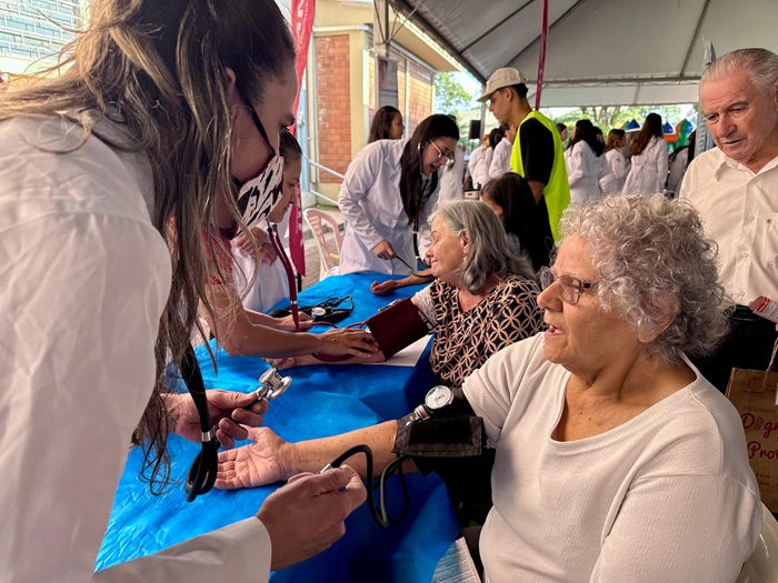Na Vila Santa Izabel, os moradores aproveitaram os diversos serviços e atividades do ‘Maringá + Cidadania’ (Credito: Ricardo Lopes / PMM)