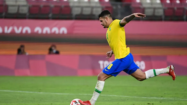 Bruno Guimarães faz campanha pela manutenção de Paquetá no meio-campo