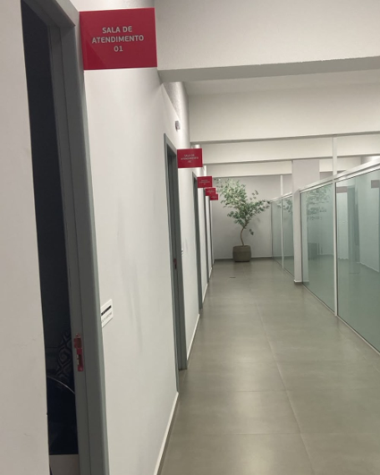 O corredor que liga as salas de atendimento