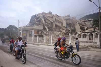 Terremoto de 7,5 derruba prédios em Caracas; há 32 mortes já confirmadas