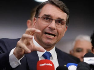 Flávio Bolsonaro repete o pai e propaga dado falso sobre urnas em reunião com diplomatas