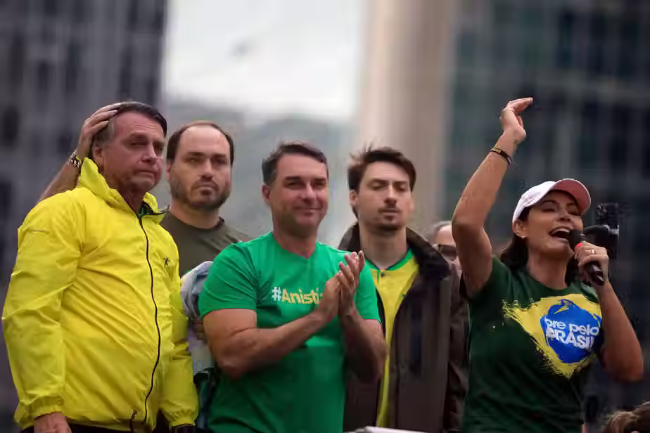 Pra quem pensa que os Bolsonaros estão mortos... Estão mais vivos que nunca!