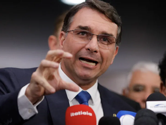 Flávio Bolsonaro ganha suporte da equipe econômica de Paulo Guedes