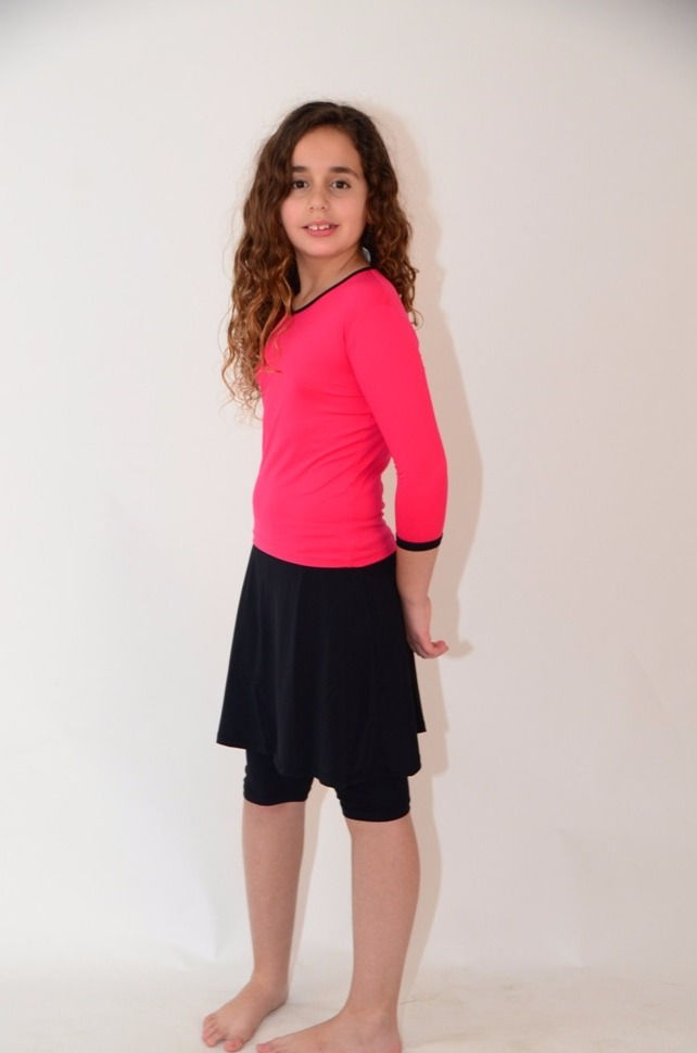 סט שלושה חלקים חולצה עם טייץ- חצאית לנערות