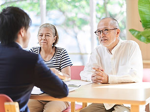 相談するシニア夫婦