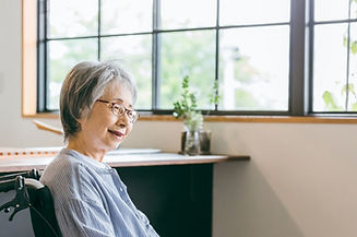 車椅子に座る高齢女性