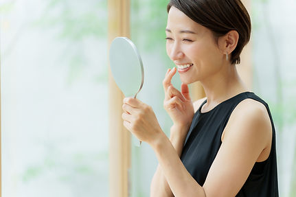 鏡を見て嬉しそう