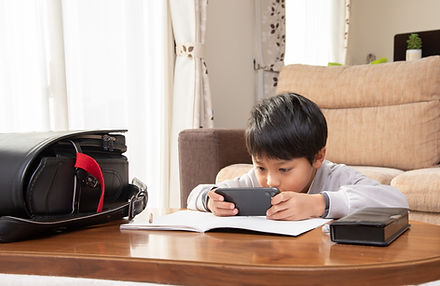 スマホに熱中する子供
