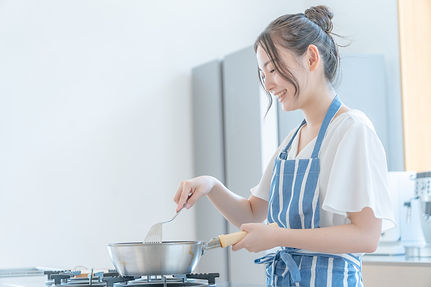 料理をする女性