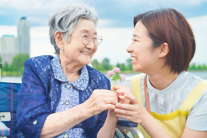 高齢者と話す女性.jpg