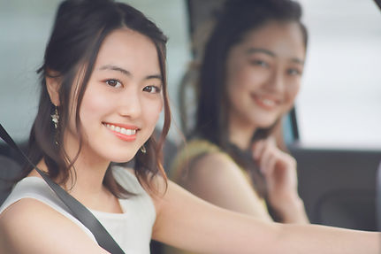 ドライブする女性二人