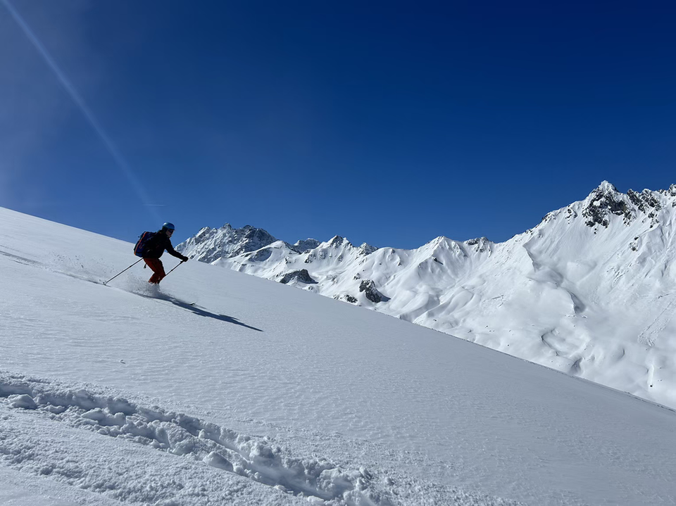 off piste ski Tourski berghut berggids poedersneeuw