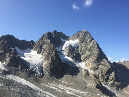 Watzespitze massief in Tirol met gletsjer en rotsflanken tijdens een alpiene beklimming