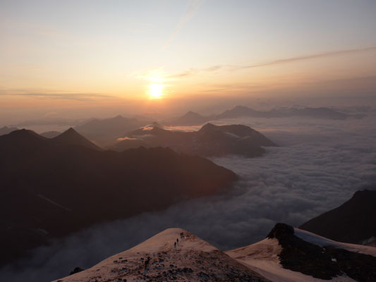 Met berggids de Großglockner op via de Normaalroute, zonsondergang in de bergen