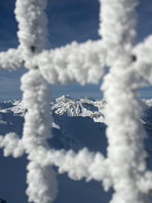 Winters berglandschap tijdens Piste to Powder, de skitechniektraining voor de overgang van piste naar poedersneeuw.
