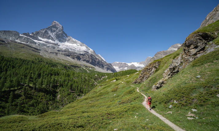 Wandelen naar de voet van de Matterhorn beklimmen met berggids