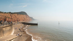 De hoge rode zandstenen kliffen van de Jurassic Coast die uittorenen boven de kust bij Sidmouth, Devon. Fine art fotografie van Leon Bouwman. | The high red sandstone cliffs of the Jurassic Coast towering over the coast at Sidmouth, Devon. Fine art photography by Leon Bouwman.