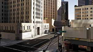 Een eenzame wandelaar in een rauwe, stedelijke straat in Phoenix, Arizona, USA. Authentieke straatfotografie van Leon Bouwman voor de serie 'Alone'. | A solitary walker in a raw, urban street in Phoenix, Arizona, USA. Authentic street photography by Leon Bouwman for the series 'Alone'.
