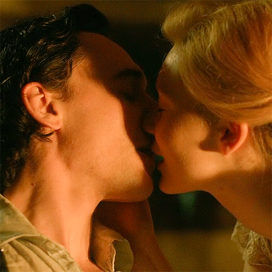Tom-as-Sir-Thomas-Sharpe-in-Crimson-Peak-deleted-scene-tom-hiddleston-42817345-540-540.gif