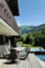 Outside summer deck and hot tub