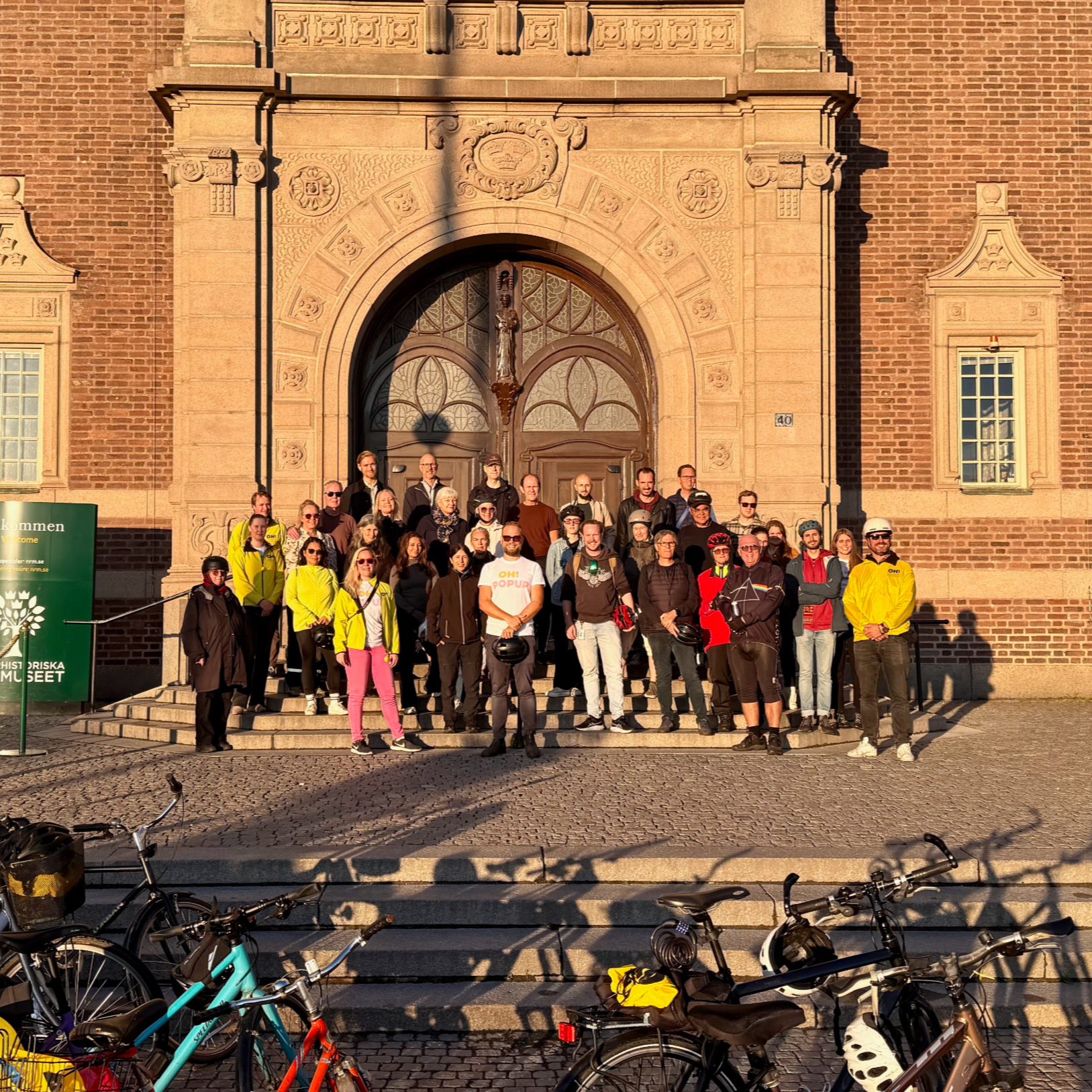 Alla som var med på cykelturen på Naturhistoriska museets trappor