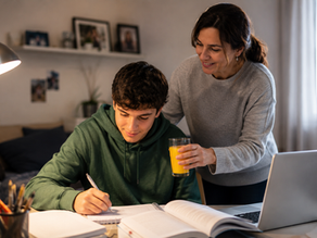 Madre apoyando a su hijo quien estudia para la PAES