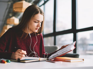 Alumna estudiando en preuniversitario presencial