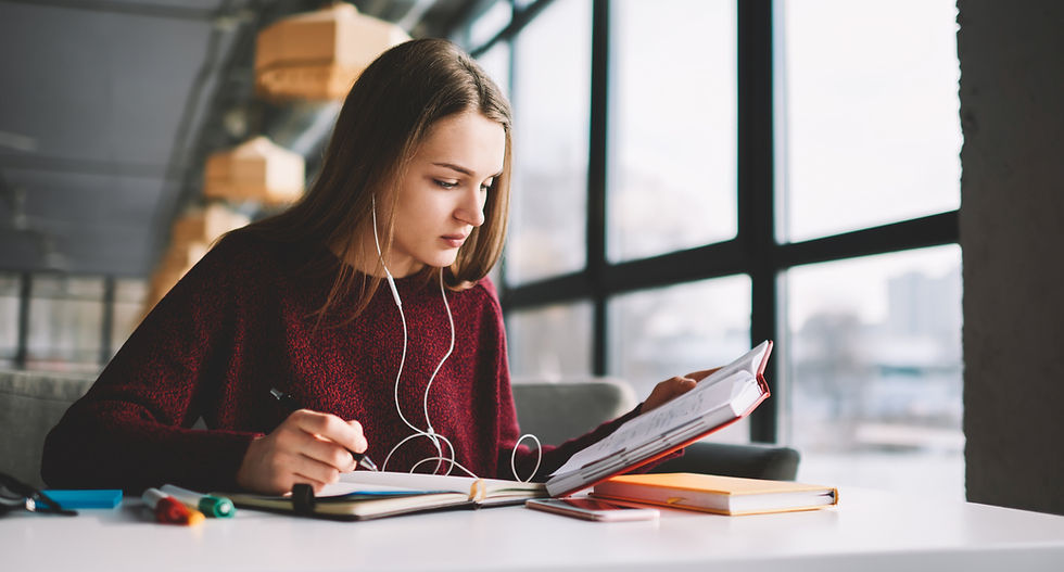 Alumna estudiando en preuniversitario presencial