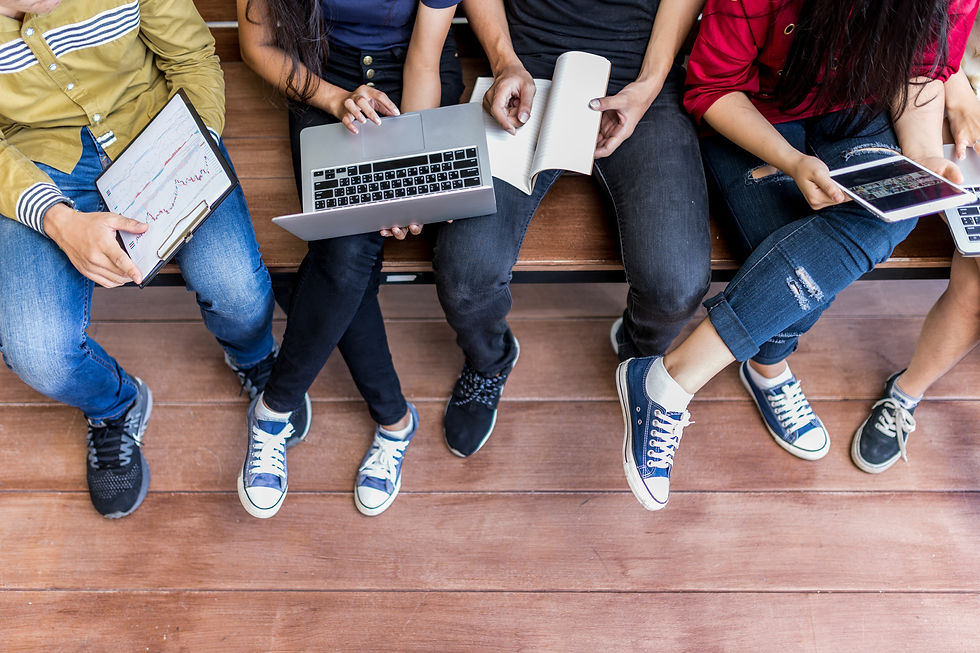 Estudiantes de enseñanza media preparándose para ingresar a la universidad, con cuadernos, libros y computadores durante su preparación para la PAES.