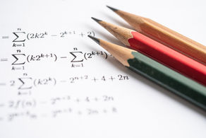Cuaderno con ejercicios de matemáticas y lápices, representando la concentración durante el estudio.