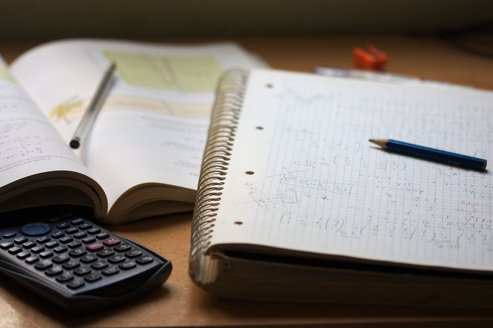 Cuadernos, calculadora y apuntes de un estudiante de primero medio preparándose para mejorar sus notas y subir el NEM.